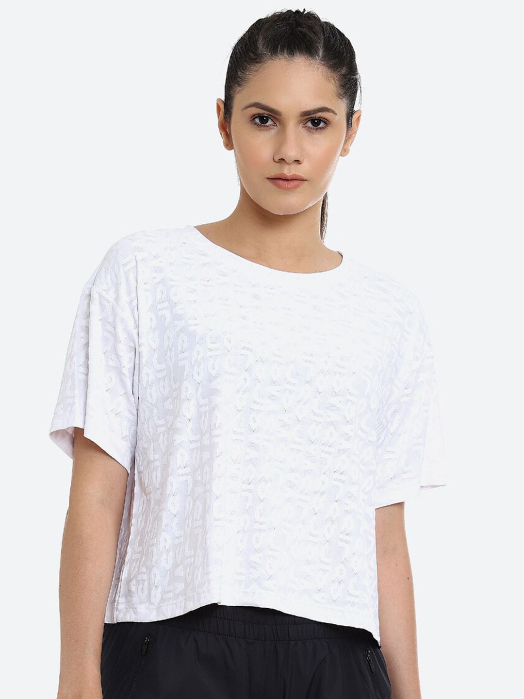 ASICS Cropped  Logo Jacquard SS  Women White Striped Extended Sleeves Raw Edge Training T-shirt Price in India