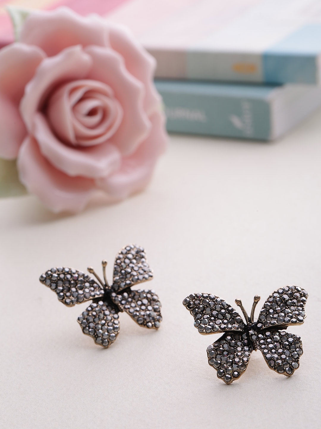 PRITA BY PRIYAASI Gunmetal-Toned Gold-Plated Stone Studded Handcrafted Butterfly Shaped Studs, Metallic
PRITA BY PRIYAASI Gunmetal-Toned Gold-Plated Stone Studded Handcrafted Butterfly Shaped Studs, Metallic