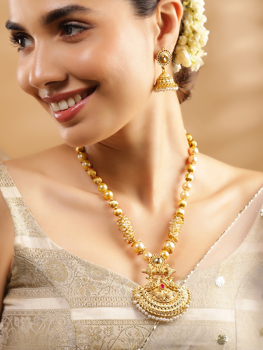 Rubans 22K Gold-Plated Pendant Jewellery Set with Golden & Pearl Beads and Ruby Red Stone
Rubans 22K Gold-Plated Pendant Jewellery Set with Golden & Pearl Beads and Ruby Red Stone