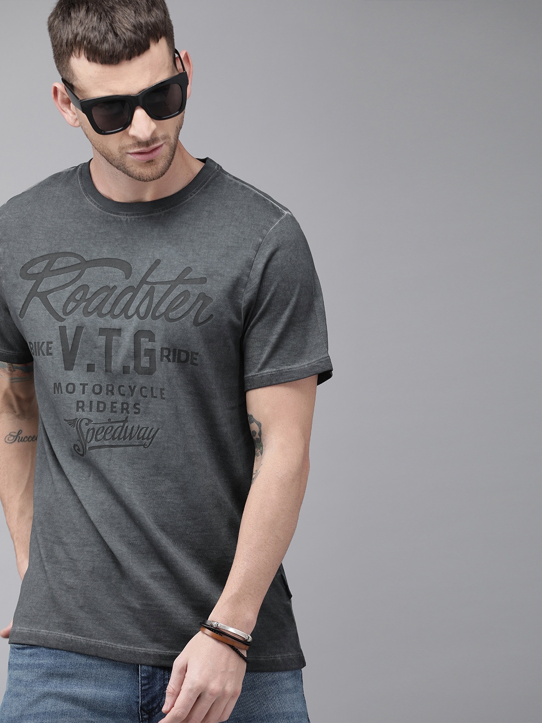The Roadster Lifestyle Co Men Grey Laundered Graphic Printed Round Neck Pure Cotton T-shirt
The Roadster Lifestyle Co Men Grey Laundered Graphic Printed Round Neck Pure Cotton T-shirt