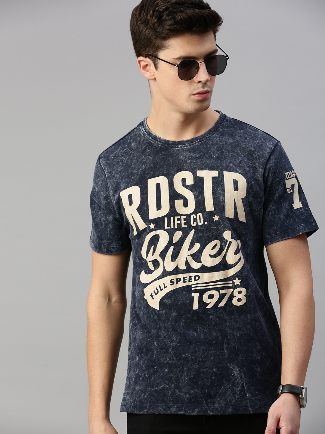 The Roadster Lifestyle Co Men Navy Blue Off White Dyed Round Neck Pure Cotton T-shirt
The Roadster Lifestyle Co Men Navy Blue Off White Dyed Round Neck Pure Cotton T-shirt