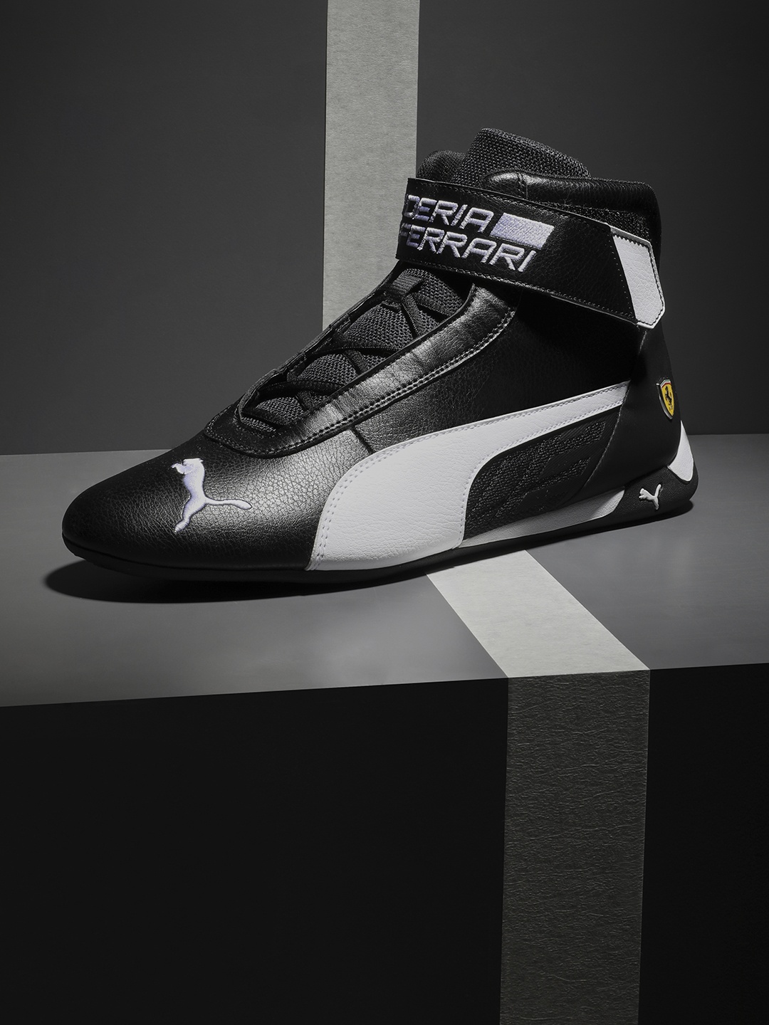 PUMA Motorsport Unisex Black & White Printed Scuderia Ferrari R-Cat Mid-Top Sneakers
PUMA Motorsport Unisex Black & White Printed Scuderia Ferrari R-Cat Mid-Top Sneakers
