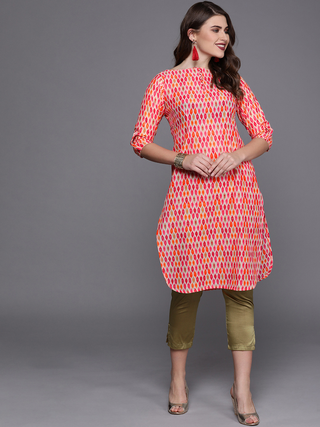Ethnovog Women Pink Beige Printed Made To Measure Kurta with Culotte Trousers
Ethnovog Women Pink Beige Printed Made To Measure Kurta with Culotte Trousers