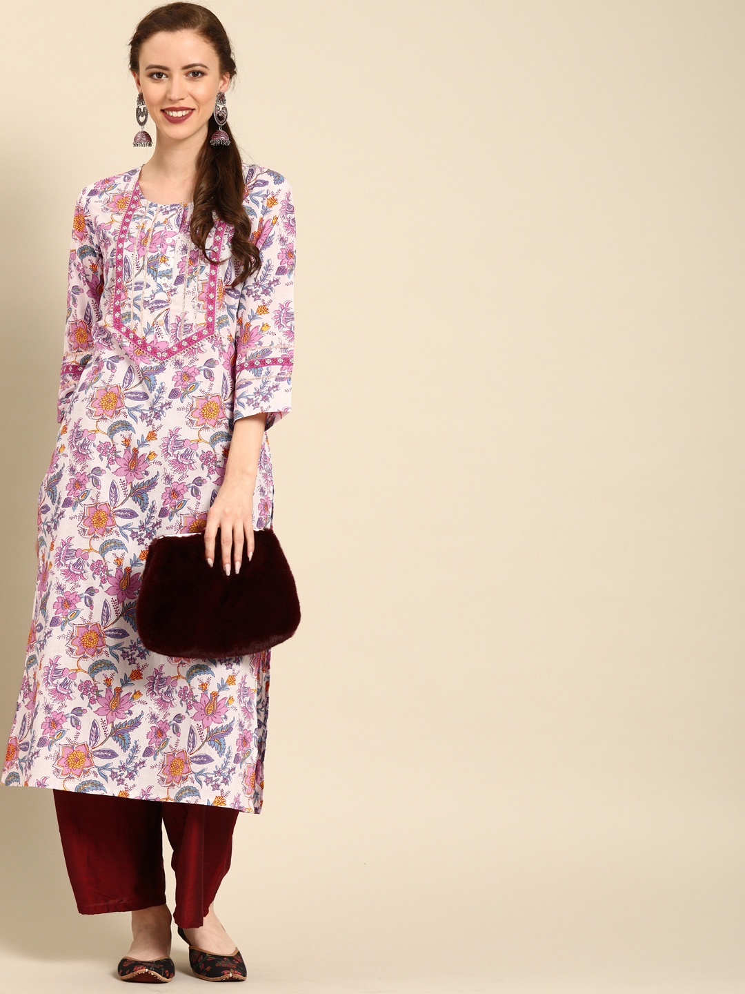 Varanga Women White & Pink Screen Technique Printed Straight Kurta With Gotta Patti Detail
Varanga Women White & Pink Screen Technique Printed Straight Kurta With Gotta Patti Detail