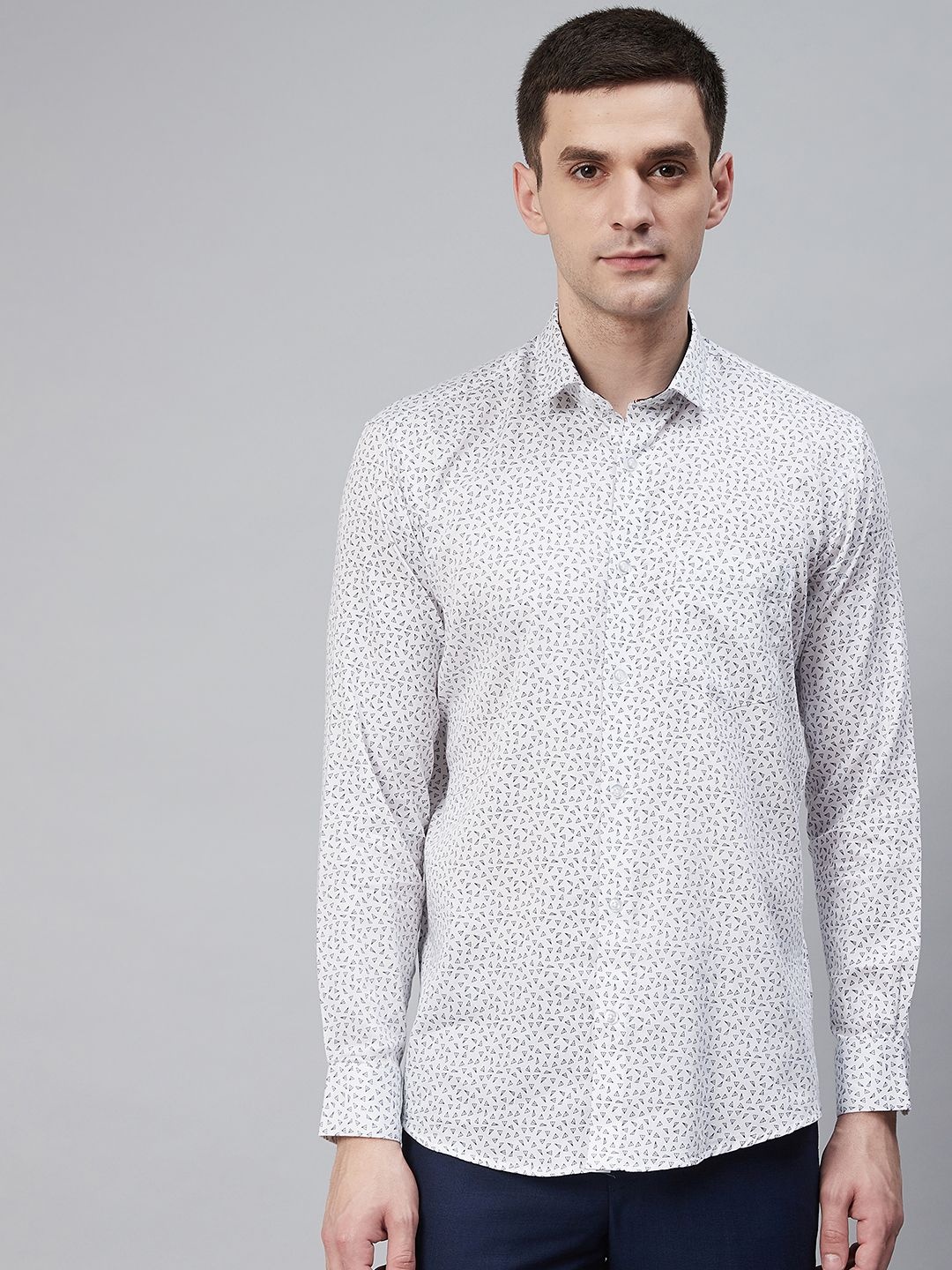 Shaftesbury London Men White & Black Enzyme-Washed Eco-Friendly Smart Fit Printed Shirt
Shaftesbury London Men White & Black Enzyme-Washed Eco-Friendly Smart Fit Printed Shirt