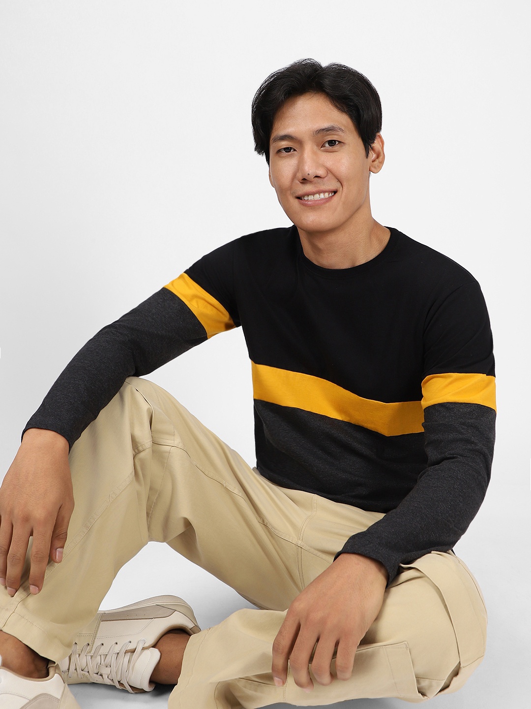 Urbano Fashion Men Black Grey Pure Cotton Colourblocked Round Neck Pure Cotton T-shirt
Urbano Fashion Men Black Grey Pure Cotton Colourblocked Round Neck Pure Cotton T-shirt