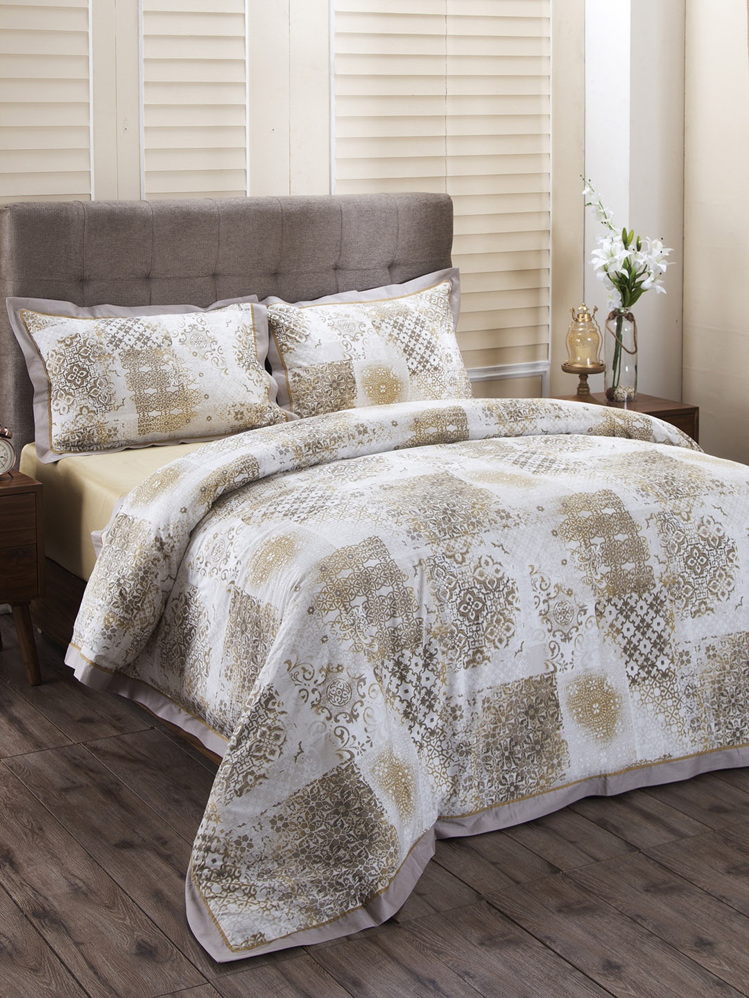 MASPAR Beige & White Fretwork Tesseract Cotton 400 TC Duvet Cover with 2 Pillow Covers
MASPAR Beige & White Fretwork Tesseract Cotton 400 TC Duvet Cover with 2 Pillow Covers
