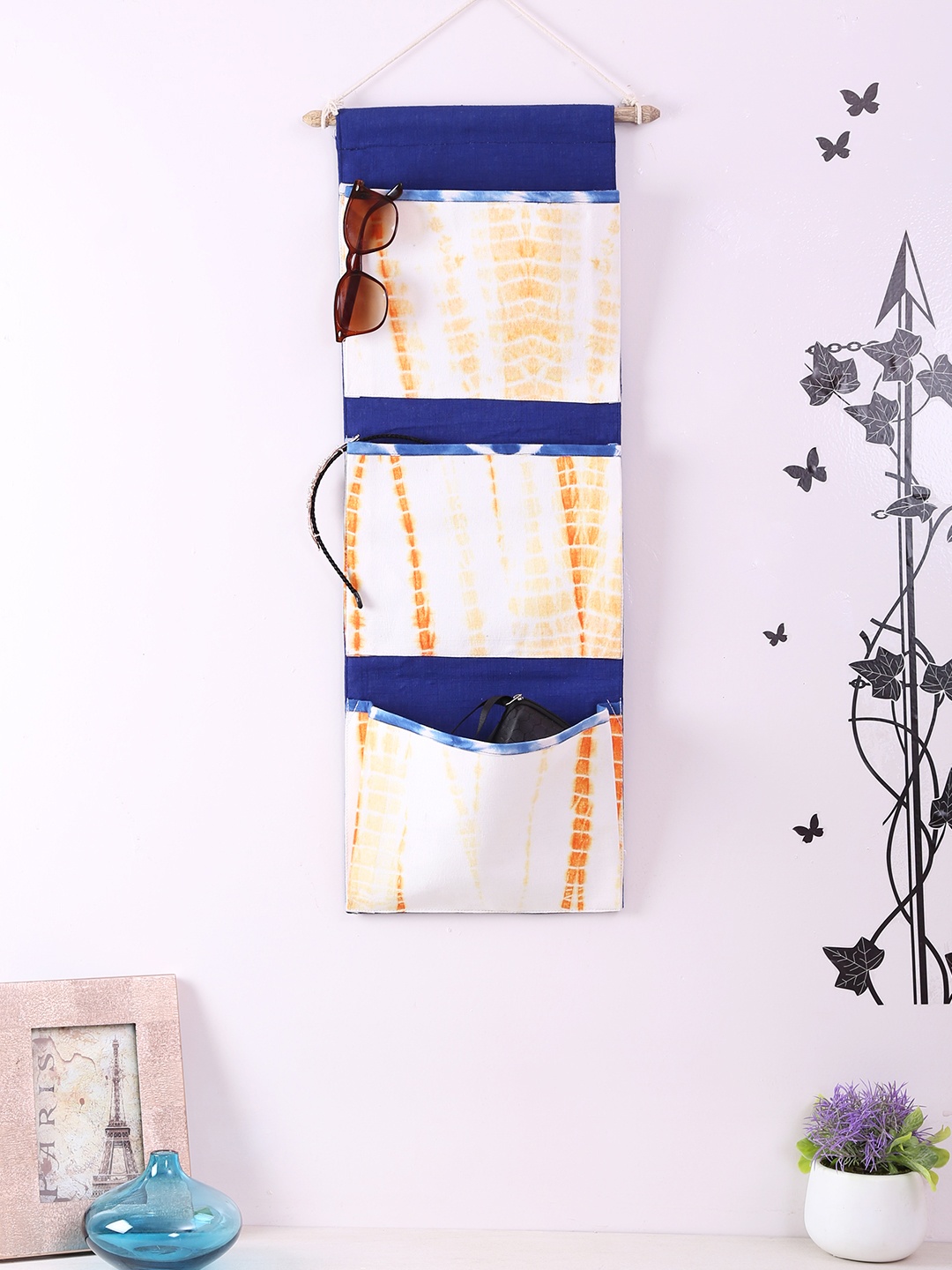 Rajasthan Decor Off-White & Blue Printed Multipurpose 3 Pocket Wall Hanging Organiser
Rajasthan Decor Off-White & Blue Printed Multipurpose 3 Pocket Wall Hanging Organiser