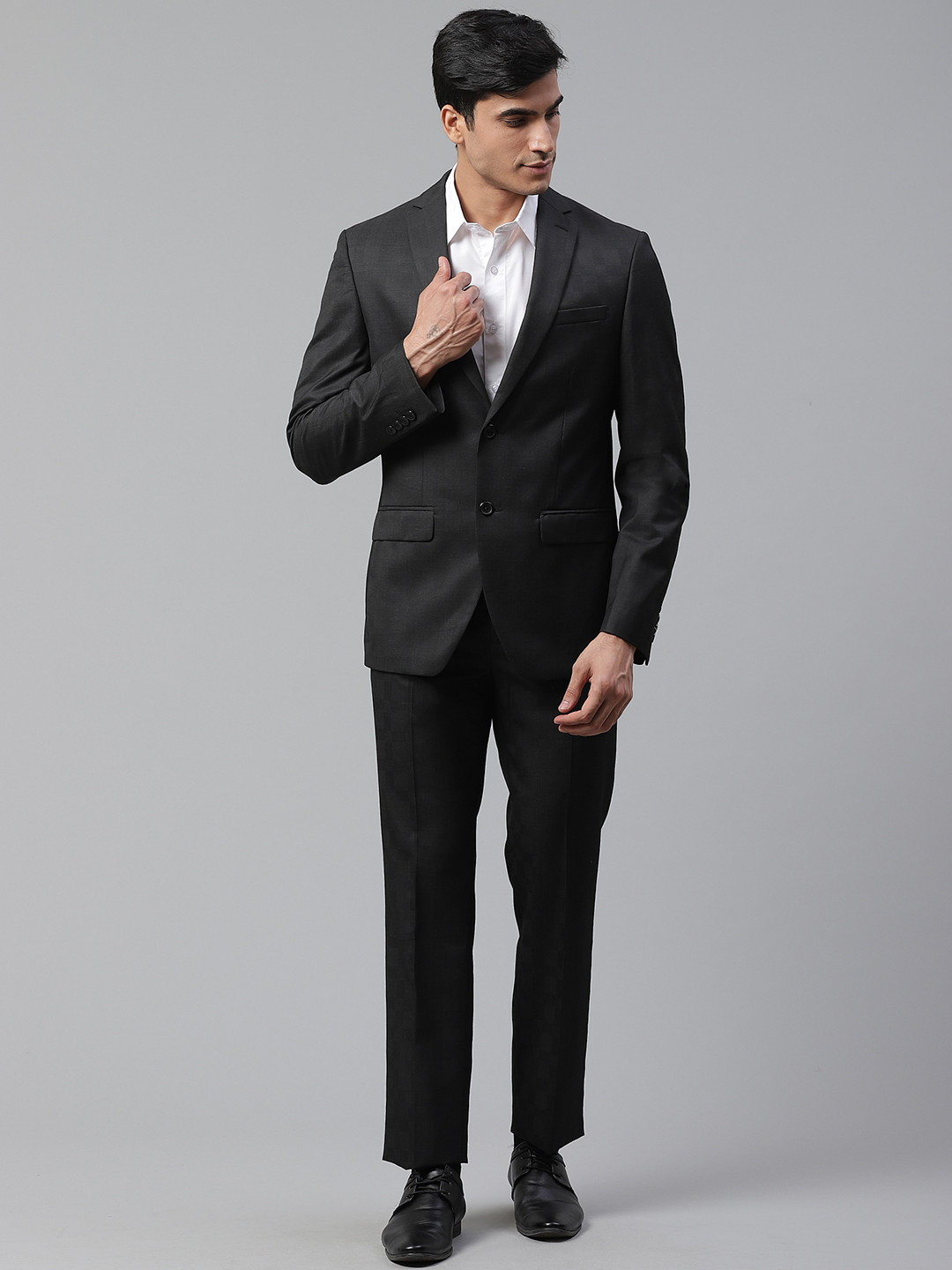 Blackberrys Men Charcoal Grey Solid Slim Fit Single-Breasted Two Piece Formal Suit
Blackberrys Men Charcoal Grey Solid Slim Fit Single-Breasted Two Piece Formal Suit