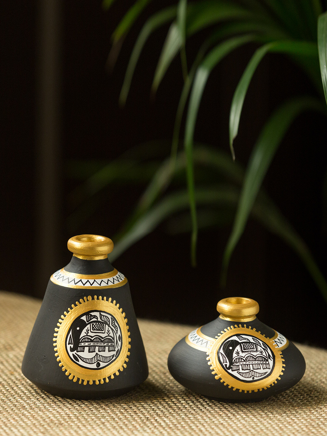 ExclusiveLane Set of 2 Black & Gold-Toned Madhubani Handpainted Tiny Twins Pots Showpiece
ExclusiveLane Set of 2 Black & Gold-Toned Madhubani Handpainted Tiny Twins Pots Showpiece