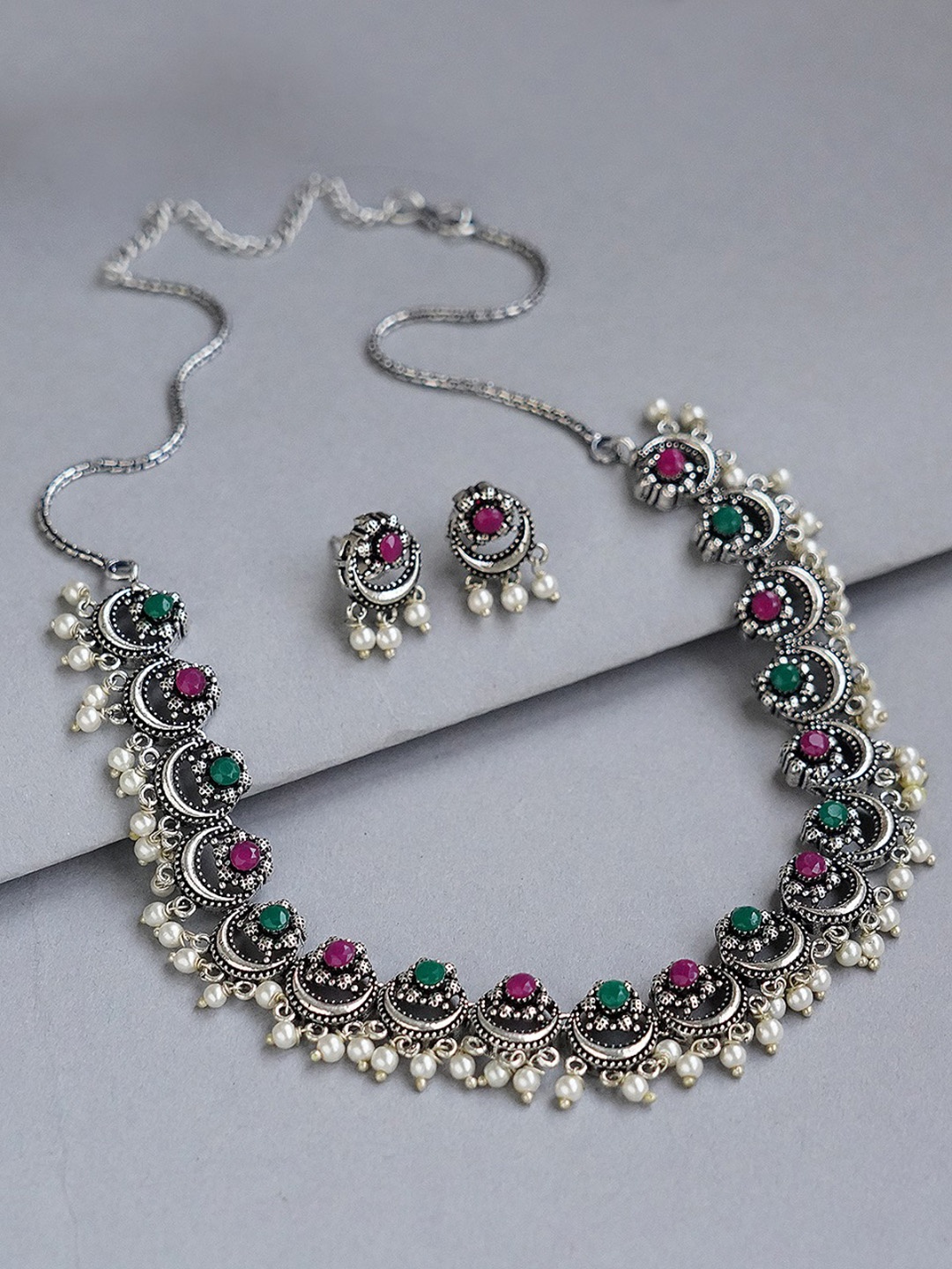 FIROZA Women Magenta & Silver-Toned Stone-Studded & Beaded Oxidised Jewellery Set
FIROZA Women Magenta & Silver-Toned Stone-Studded & Beaded Oxidised Jewellery Set