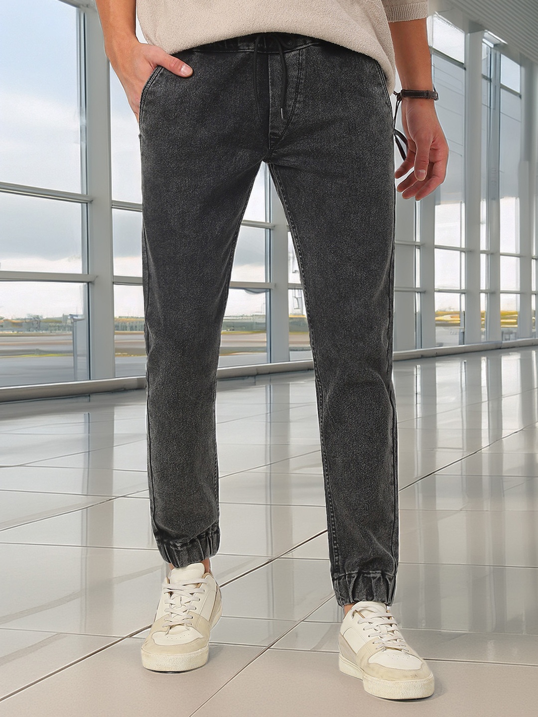 Urbano Fashion Men Black Slim Fit Mid-Rise Clean Look Acid Wash Stretchable Jogger Jeans
Urbano Fashion Men Black Slim Fit Mid-Rise Clean Look Acid Wash Stretchable Jogger Jeans