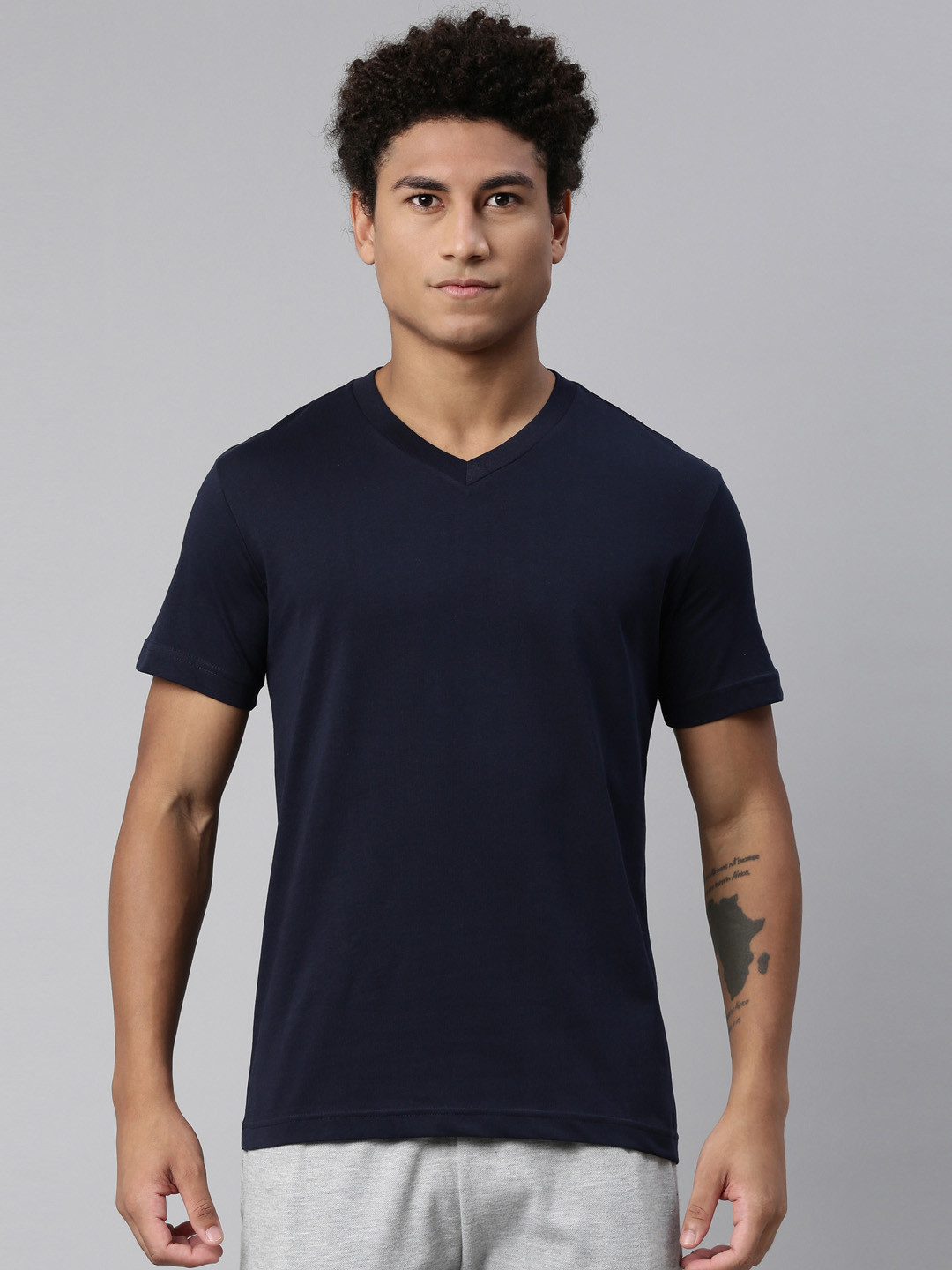 Levis Men Pure Cotton V Neck Short Sleeve Tshirt, Navy blue
Levis Men Pure Cotton V Neck Short Sleeve Tshirt, Navy blue
