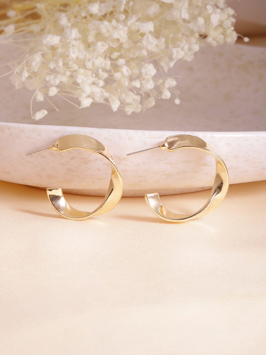 TOKYO TALKIES X rubans FASHION ACCESSORIES Gold-Plated Contemporary Half Hoop Earrings
TOKYO TALKIES X rubans FASHION ACCESSORIES Gold-Plated Contemporary Half Hoop Earrings