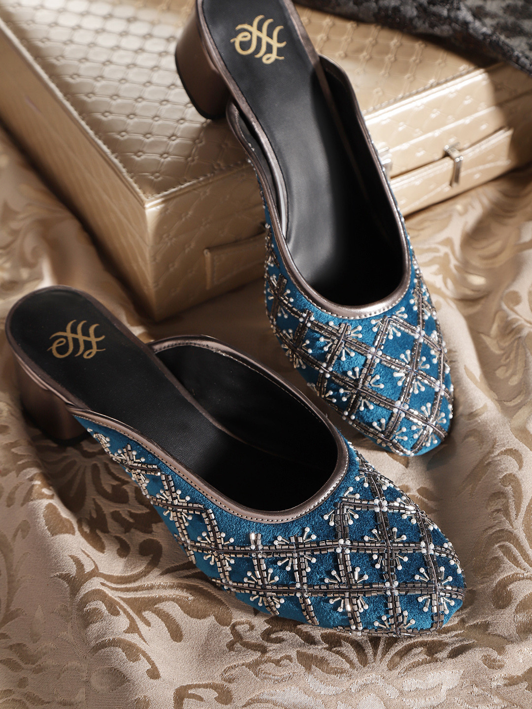 House of Pataudi Women Teal Blue & Silver-Toned Velvet Finish Embellished Heeled Mules
House of Pataudi Women Teal Blue & Silver-Toned Velvet Finish Embellished Heeled Mules