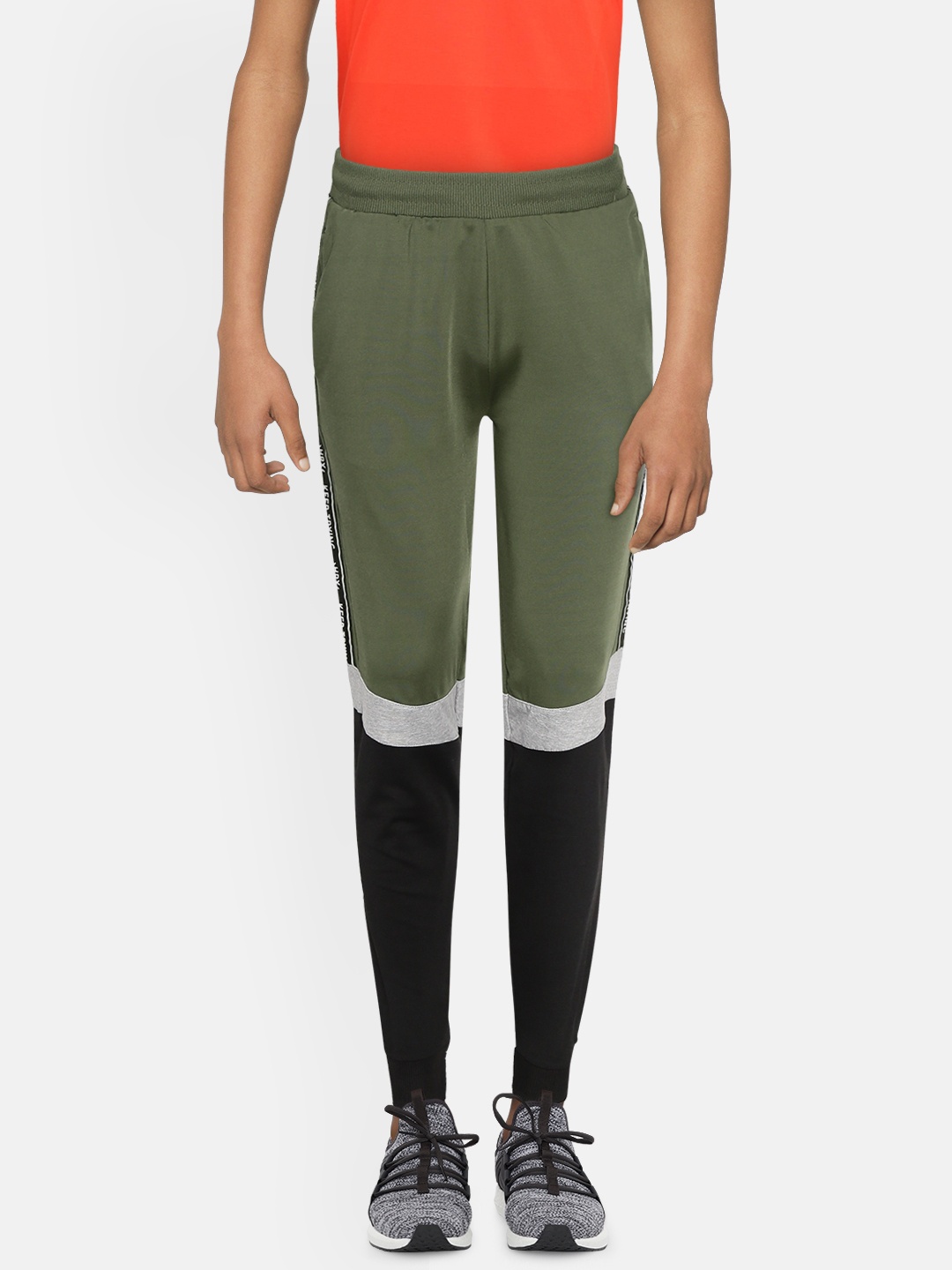 HRX by Hrithik Roshan Boys Rifle Green Colourblocked Antimicrobial Rapid-Dry Jogger, Olive
HRX by Hrithik Roshan Boys Rifle Green Colourblocked Antimicrobial Rapid-Dry Jogger, Olive
