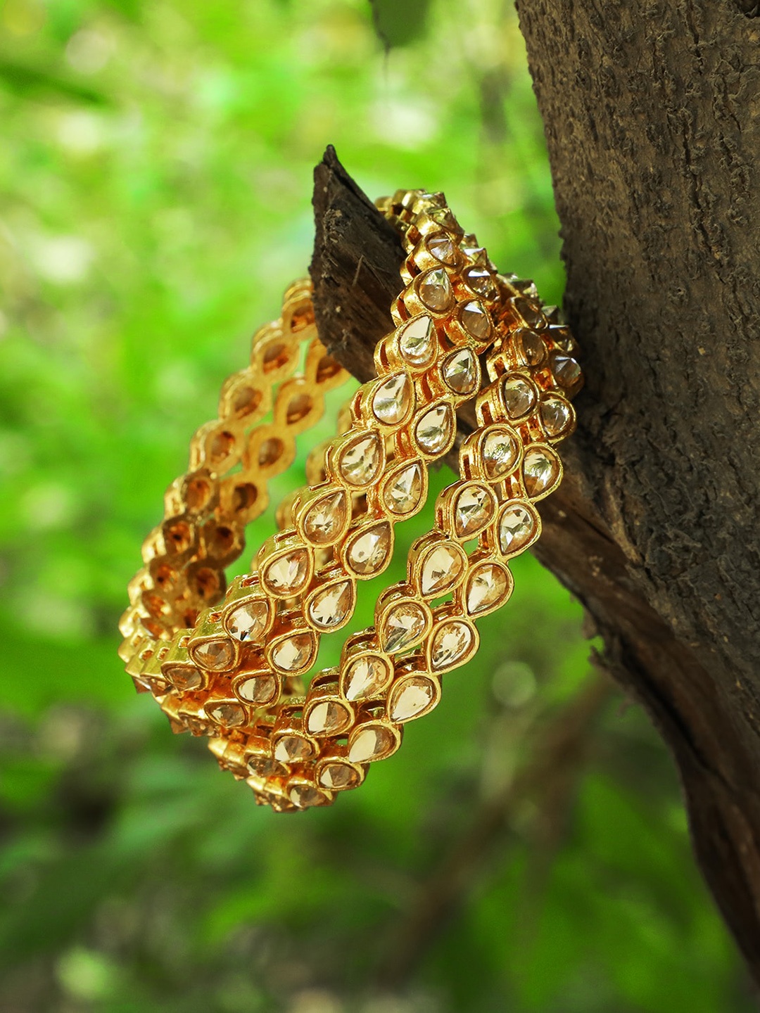 Adwitiya Women Set of 4 24CT Gold-Plated & Tan Brown Stone-Studded Handcrafted Embellished Designer Bangles
Adwitiya Women Set of 4 24CT Gold-Plated & Tan Brown Stone-Studded Handcrafted Embellished Designer Bangles