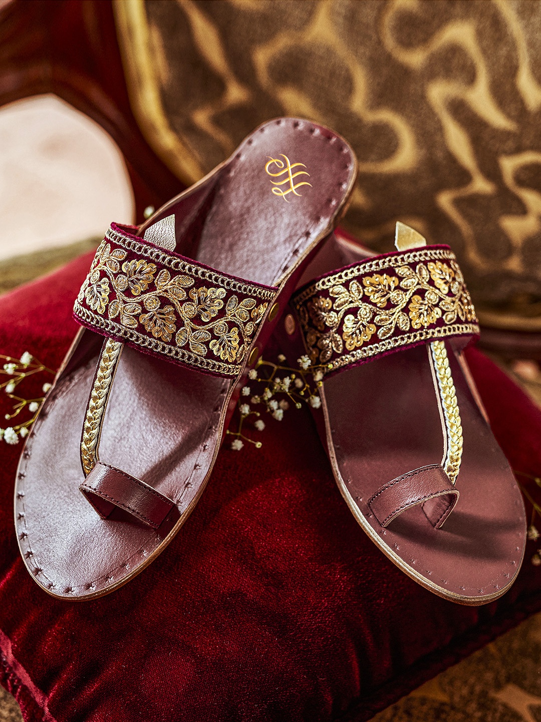 House of Pataudi Women Burgundy & Gold-Toned Embellished Handcrafted Leather One Toe Flats
House of Pataudi Women Burgundy & Gold-Toned Embellished Handcrafted Leather One Toe Flats