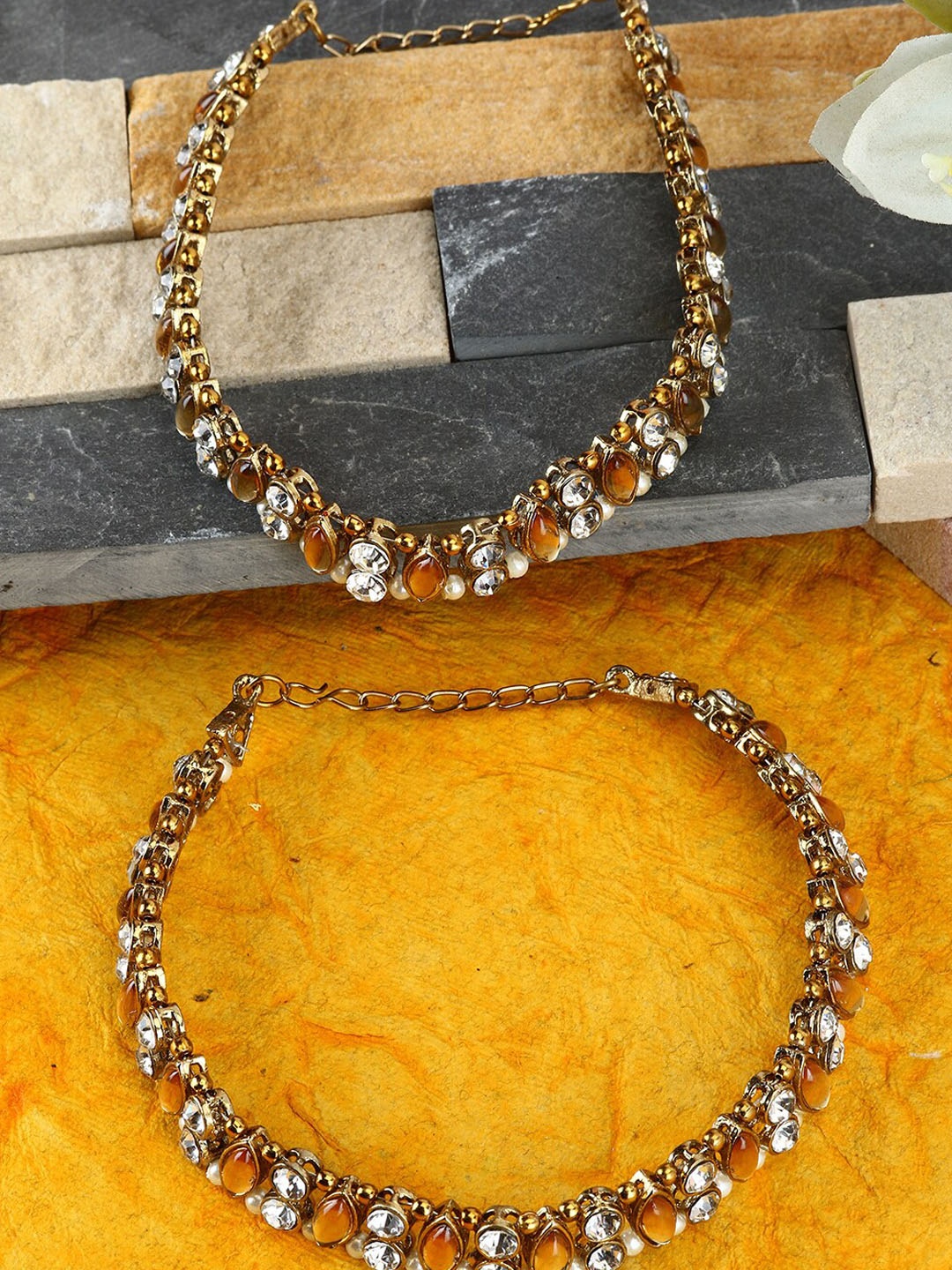 ANIKAS CREATION Set Of 2 Gold-Plated White & Beige Kundan-Studded Beaded Vilandi Anklets
ANIKAS CREATION Set Of 2 Gold-Plated White & Beige Kundan-Studded Beaded Vilandi Anklets