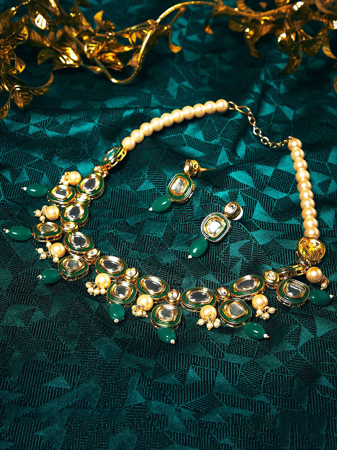 PANASH Gold-Plated Off-White & Green Kundan & Pearl Studded Handcrafted Jewellery Set
PANASH Gold-Plated Off-White & Green Kundan & Pearl Studded Handcrafted Jewellery Set