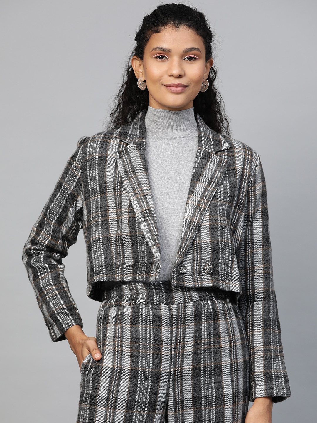 SASSAFRAS Women Charcoal Grey & White Comfort Fit Checked Double-Breasted Crop Blazer
SASSAFRAS Women Charcoal Grey & White Comfort Fit Checked Double-Breasted Crop Blazer