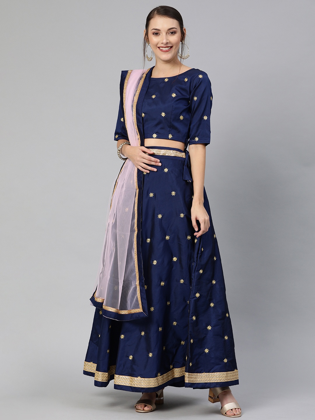 Mitera Navy Blue & Gold-Toned Semi-Stitched Lehenga & Unstitched Blouse with Dupatta
Mitera Navy Blue & Gold-Toned Semi-Stitched Lehenga & Unstitched Blouse with Dupatta