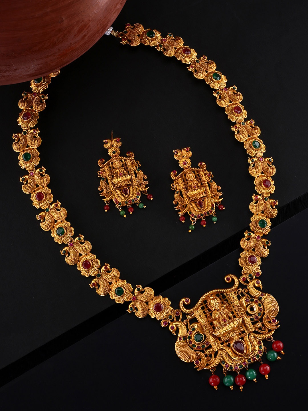 Yellow Chimes Gold-Plated Red & Green Stone-Studded Beaded Temple Handcrafted Jewellery Set
Yellow Chimes Gold-Plated Red & Green Stone-Studded Beaded Temple Handcrafted Jewellery Set