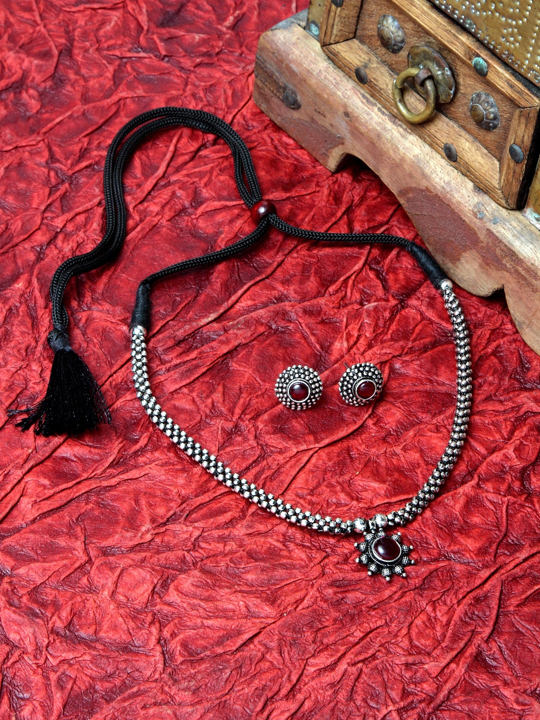 PANASH Women Oxidised Silver-Plated & Black Handcrafted Maharashtrian Thushi Sustainable Jewellery Set
PANASH Women Oxidised Silver-Plated & Black Handcrafted Maharashtrian Thushi Sustainable Jewellery Set
