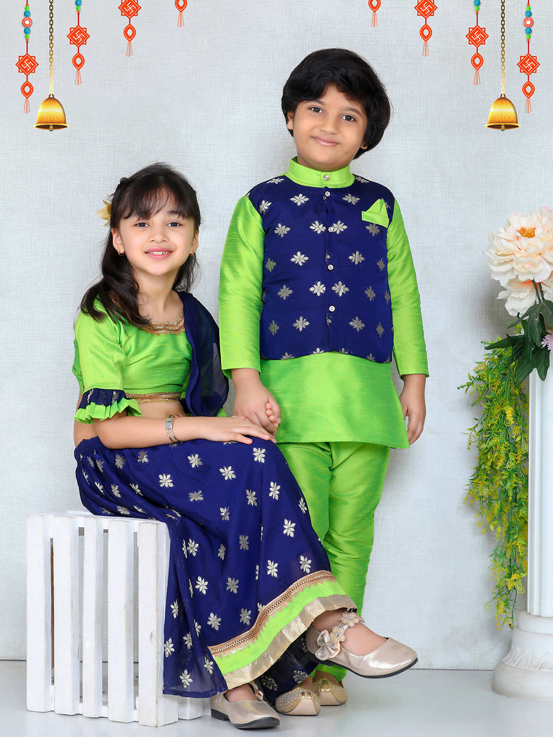 BownBee Girls Navy Blue & Green Embellished Ready to Wear Lehenga & Blouse with Dupatta
BownBee Girls Navy Blue & Green Embellished Ready to Wear Lehenga & Blouse with Dupatta