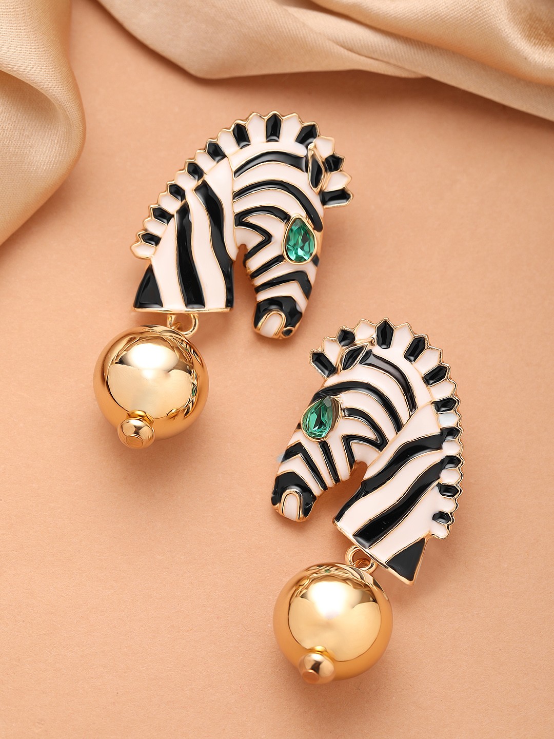 TOKYO TALKIES X rubans FASHION ACCESSORIES Gold-Toned & Black Animal Shaped Drop Earrings
TOKYO TALKIES X rubans FASHION ACCESSORIES Gold-Toned & Black Animal Shaped Drop Earrings