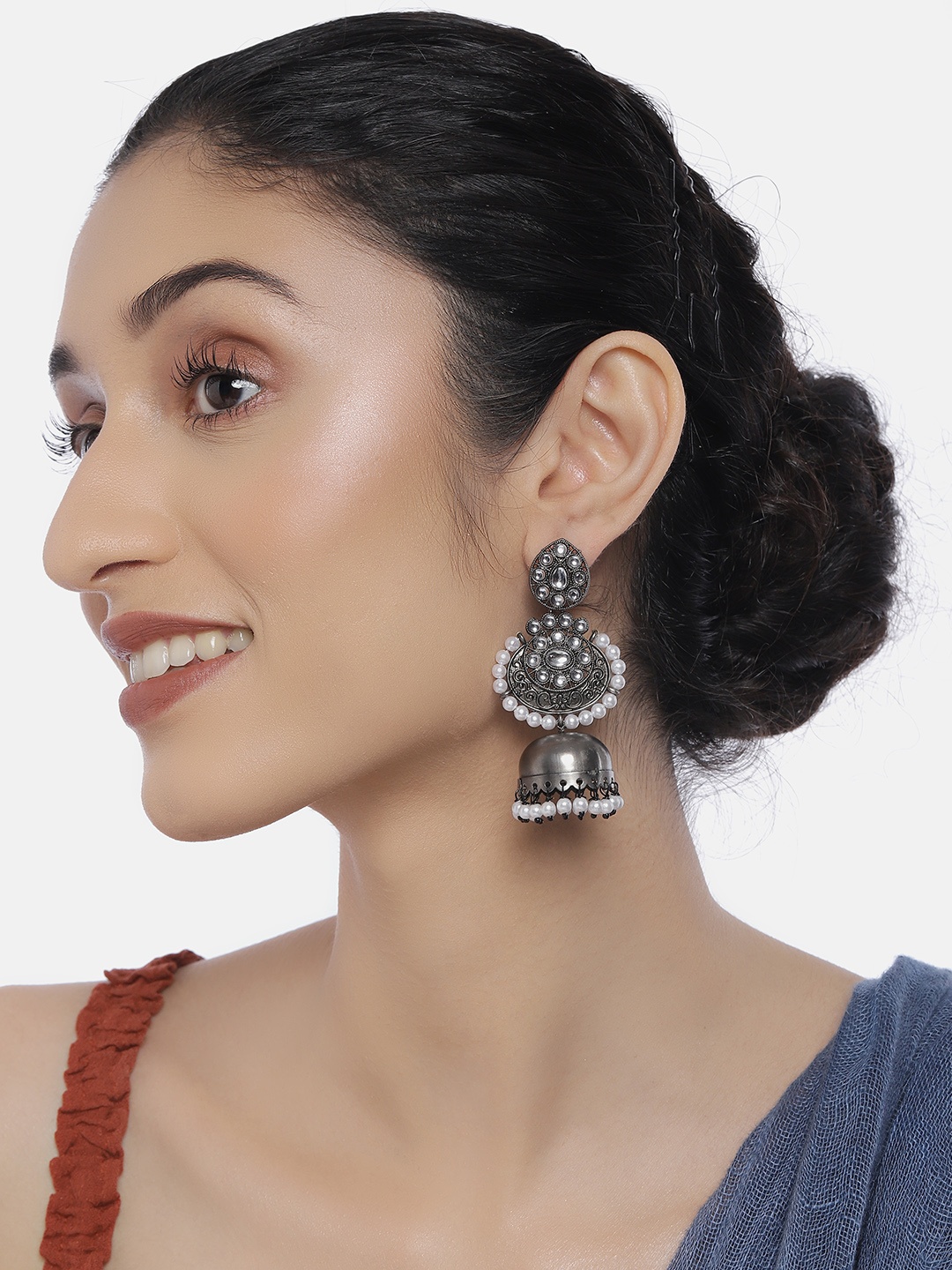 LAIDA Silver-Toned Oxidized Rhodium-Plated Handcrafted Kundan & Pearls Dome Shaped Jhumkas
LAIDA Silver-Toned Oxidized Rhodium-Plated Handcrafted Kundan & Pearls Dome Shaped Jhumkas