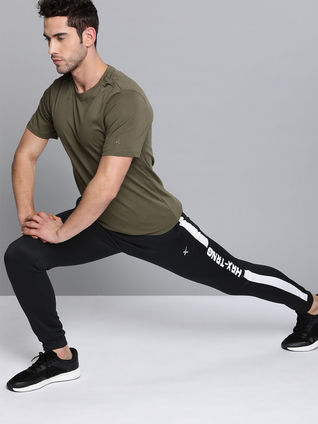 HRX By Hrithik Roshan Men Bright White Colourblock Slim Fit Rapid-Dry Antimicrobial Training Joggers, Black
HRX By Hrithik Roshan Men Bright White Colourblock Slim Fit Rapid-Dry Antimicrobial Training Joggers, Black