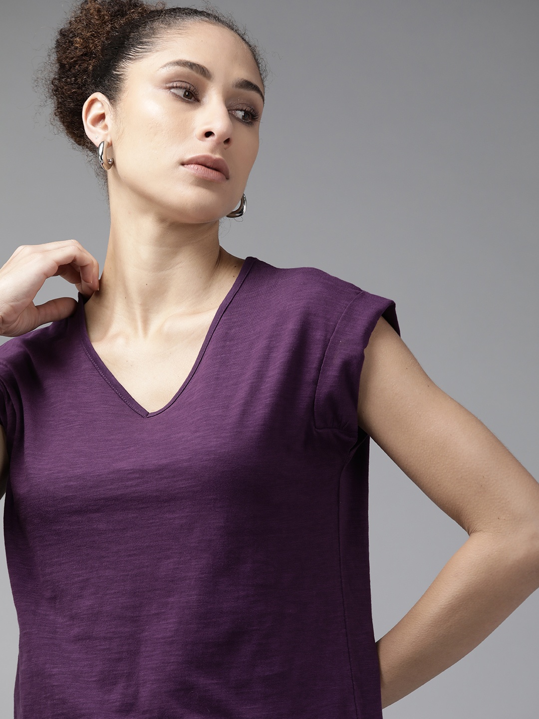 The Roadster Lifestyle Co Women Purple Pure Cotton Solid V-Neck Extended Sleeves T-shirt
The Roadster Lifestyle Co Women Purple Pure Cotton Solid V-Neck Extended Sleeves T-shirt