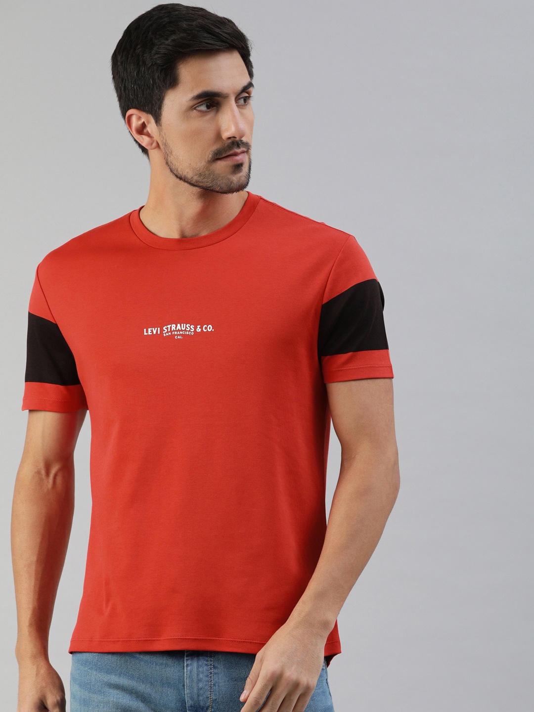 Levis Men Red Solid Round Neck Pure Cotton T-shirt With Printed Detailing