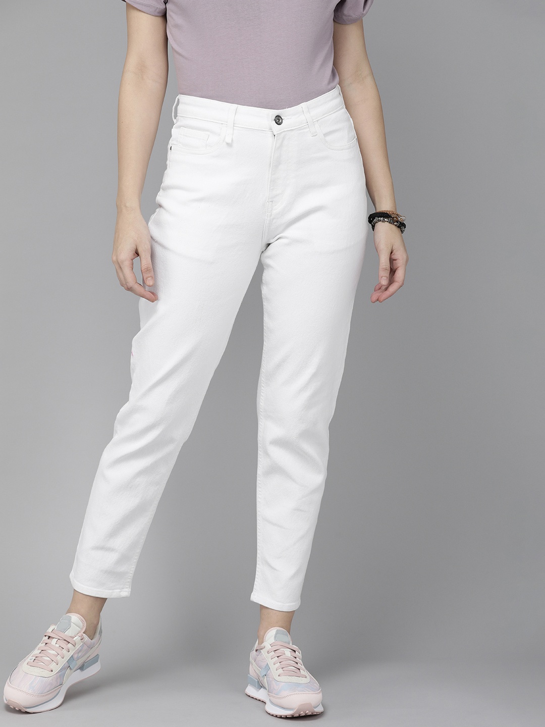 The Roadster Lifestyle Co Women White Boyfriend Fit Mid Rise Stretchable Cropped Jeans
The Roadster Lifestyle Co Women White Boyfriend Fit Mid Rise Stretchable Cropped Jeans