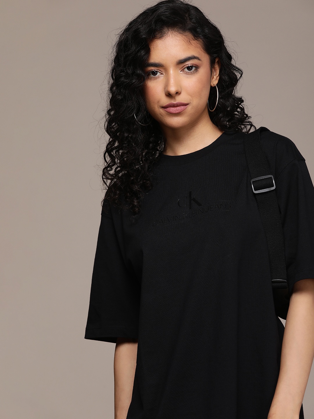 Calvin Klein Jeans Women Pure Cotton Drop-Shoulder Sleeves Loose Fit T-shirt, Black
Calvin Klein Jeans Women Pure Cotton Drop-Shoulder Sleeves Loose Fit T-shirt, Black