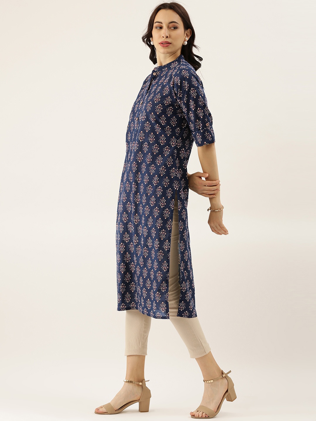 Divena Women Navy Blue & White Ethnic Motifs Printed Mandarin Collar Roll-Up Sleeves Kurta
Divena Women Navy Blue & White Ethnic Motifs Printed Mandarin Collar Roll-Up Sleeves Kurta
