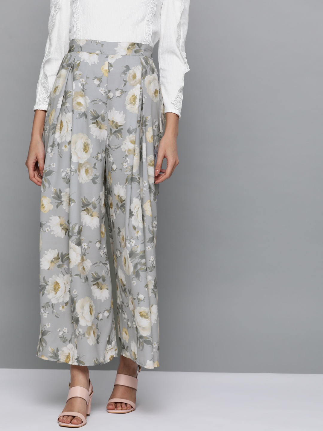 SASSAFRAS Women Grey & Cream-Coloured Regular Fit Floral Print Parallel Cropped Trousers
SASSAFRAS Women Grey & Cream-Coloured Regular Fit Floral Print Parallel Cropped Trousers