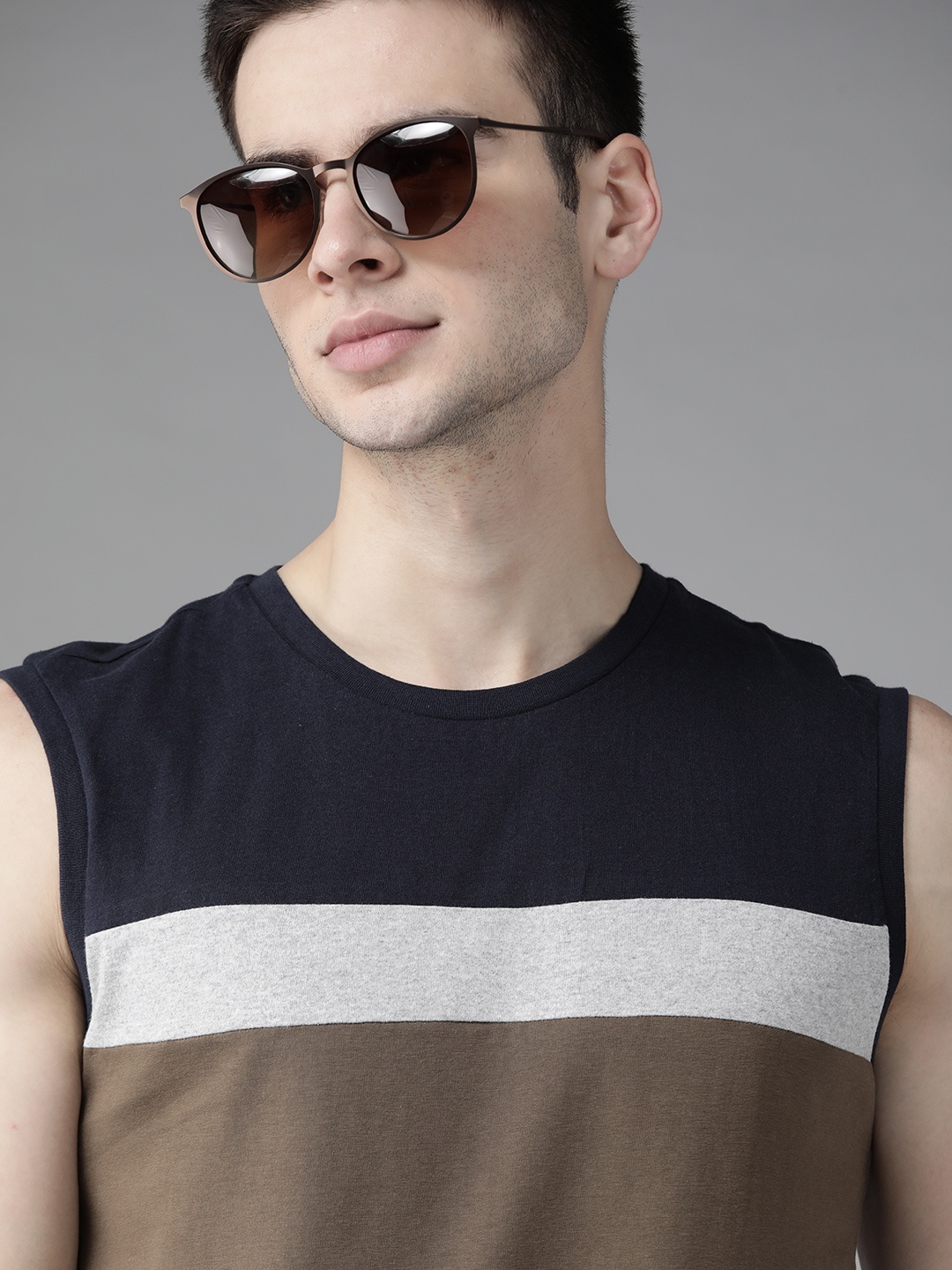 The Roadster Lifestyle Co Men Olive Green & Navy Blue Solid Colourblocked Round Neck T-shirt
The Roadster Lifestyle Co Men Olive Green & Navy Blue Solid Colourblocked Round Neck T-shirt