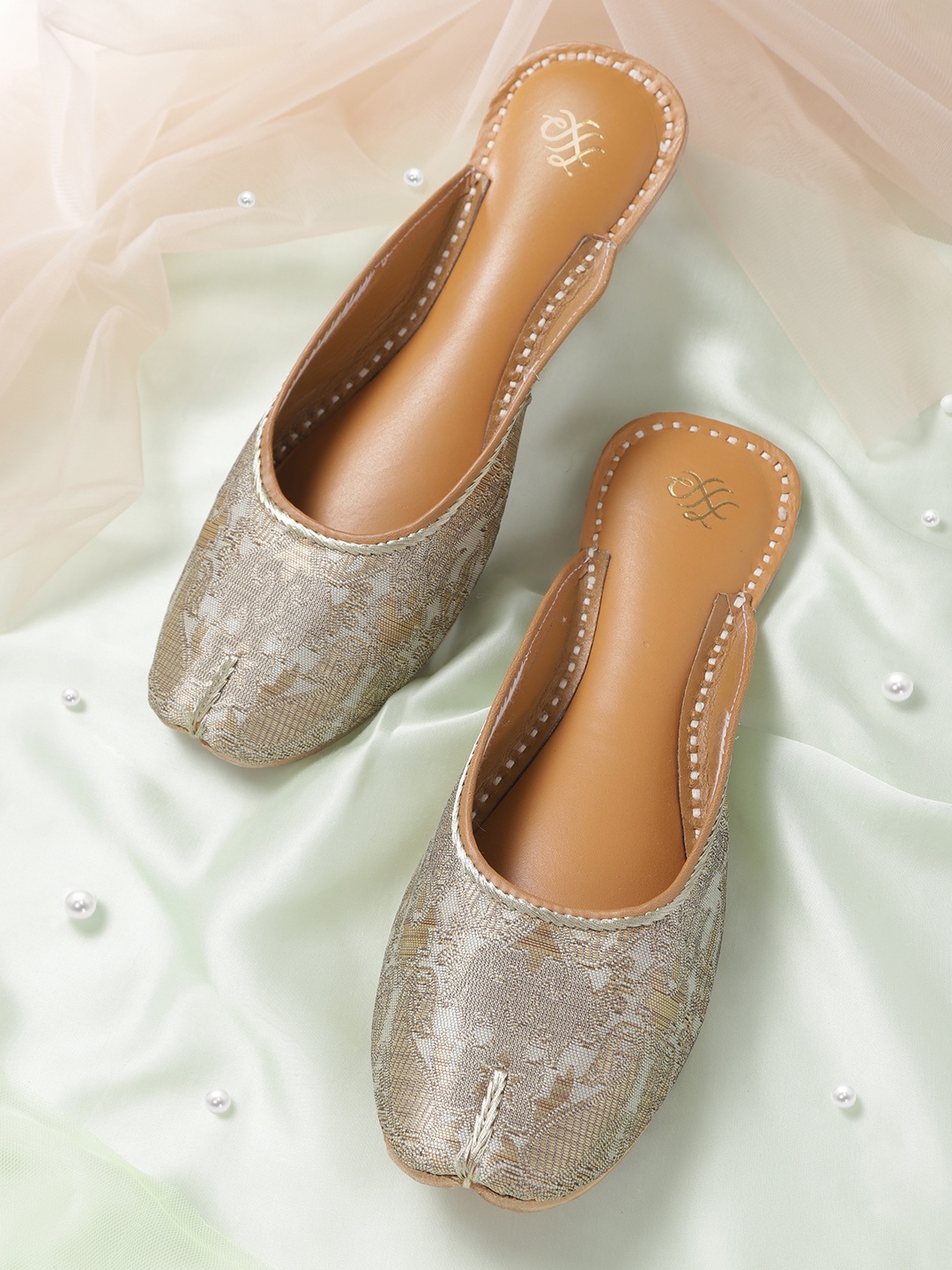 House of Pataudi Women Grey & Gold-Toned Ethnic Jacquard Patterned Handcrafted Mules
House of Pataudi Women Grey & Gold-Toned Ethnic Jacquard Patterned Handcrafted Mules
