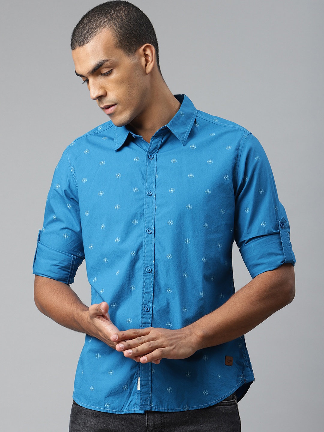 The Roadster Lifestyle Co Men Blue Regular Fit Printed Pure Cotton Casual Shirt
The Roadster Lifestyle Co Men Blue Regular Fit Printed Pure Cotton Casual Shirt