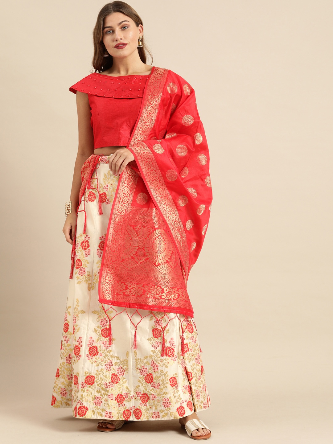 Shaily Cream-Coloured & Coral Embellished Semi-Stitched Lehenga & Ready to Wear Blouse with Dupatta
Shaily Cream-Coloured & Coral Embellished Semi-Stitched Lehenga & Ready to Wear Blouse with Dupatta