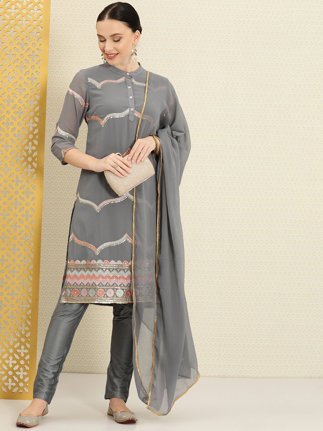 House of Pataudi Women Grey Embroidered Sequinned Jashn Kurta with Trousers & Dupatta
House of Pataudi Women Grey Embroidered Sequinned Jashn Kurta with Trousers & Dupatta