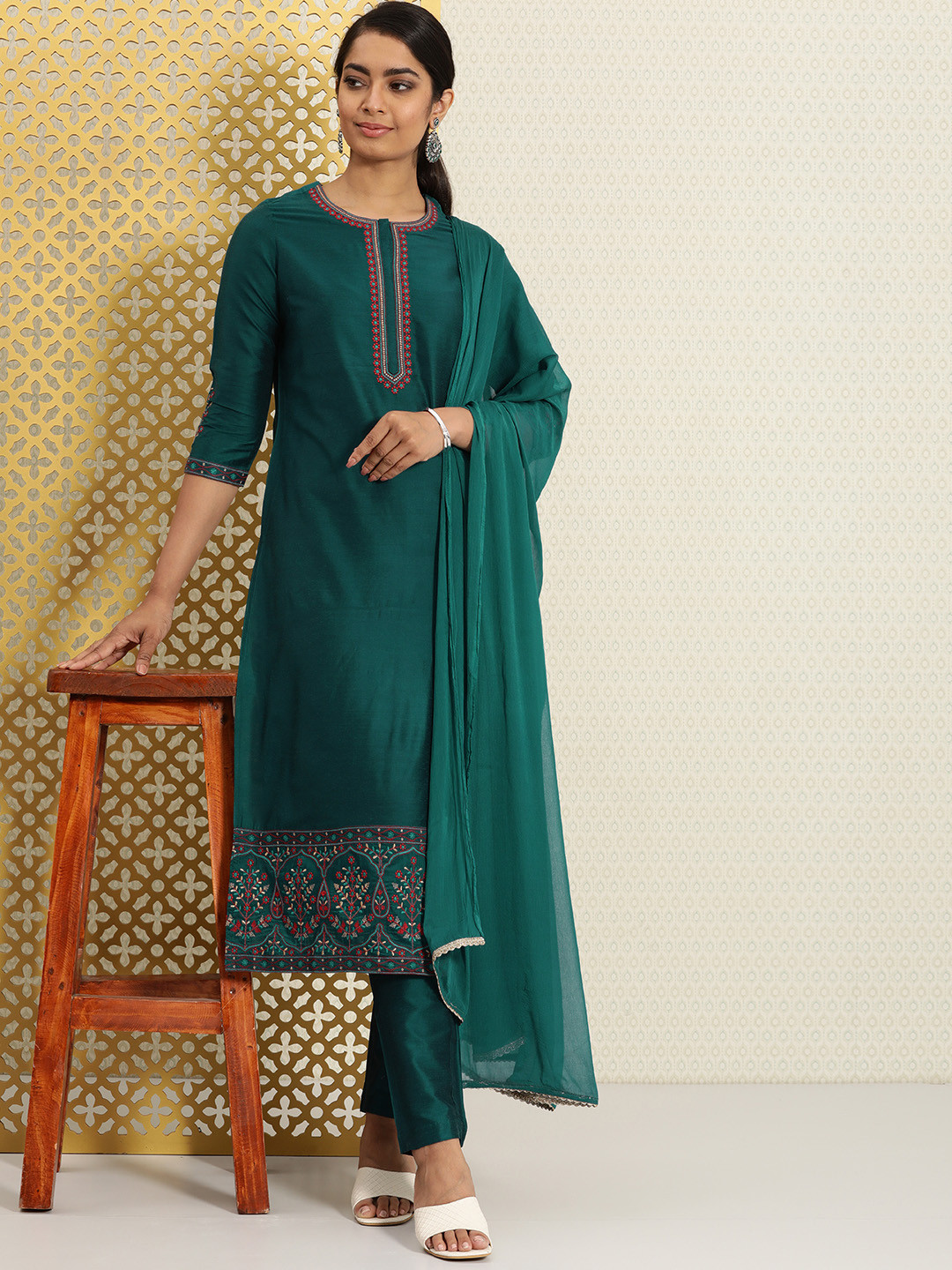 House of Pataudi Women Green Embroidered Rozana Kurta with Trousers & With Dupatta
House of Pataudi Women Green Embroidered Rozana Kurta with Trousers & With Dupatta