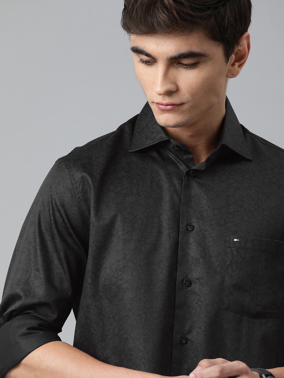 Tommy Hilfiger Men Black & Grey Regular Fit Printed Easy Care Casual Shirt 
Tommy Hilfiger Men Black & Grey Regular Fit Printed Easy Care Casual Shirt