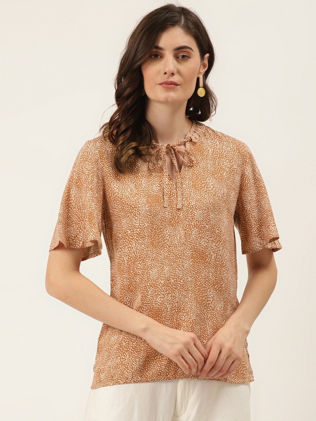 DIVA WALK EXCLUSIVE Brown & Off White Printed Tie-Up Neck Flutter Sleeves Regular Top
DIVA WALK EXCLUSIVE Brown & Off White Printed Tie-Up Neck Flutter Sleeves Regular Top