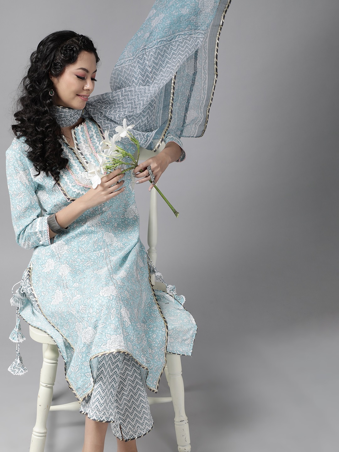 Ishin Women Blue & White Floral Block Print Pure Cotton Kurta with Trousers & Dupatta
Ishin Women Blue & White Floral Block Print Pure Cotton Kurta with Trousers & Dupatta