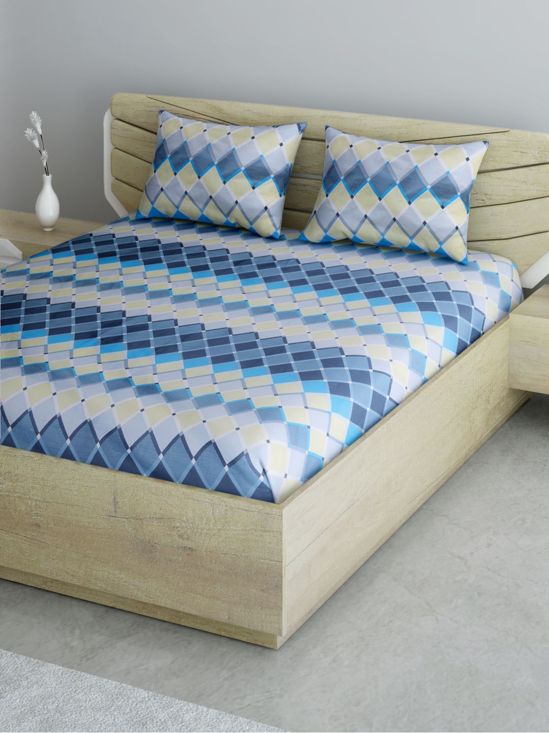 Aura Blue & Yellow Geometric 144 TC Cotton 120 GSM 1 Queen Bedsheet with 2 Pillow Covers
Aura Blue & Yellow Geometric 144 TC Cotton 120 GSM 1 Queen Bedsheet with 2 Pillow Covers