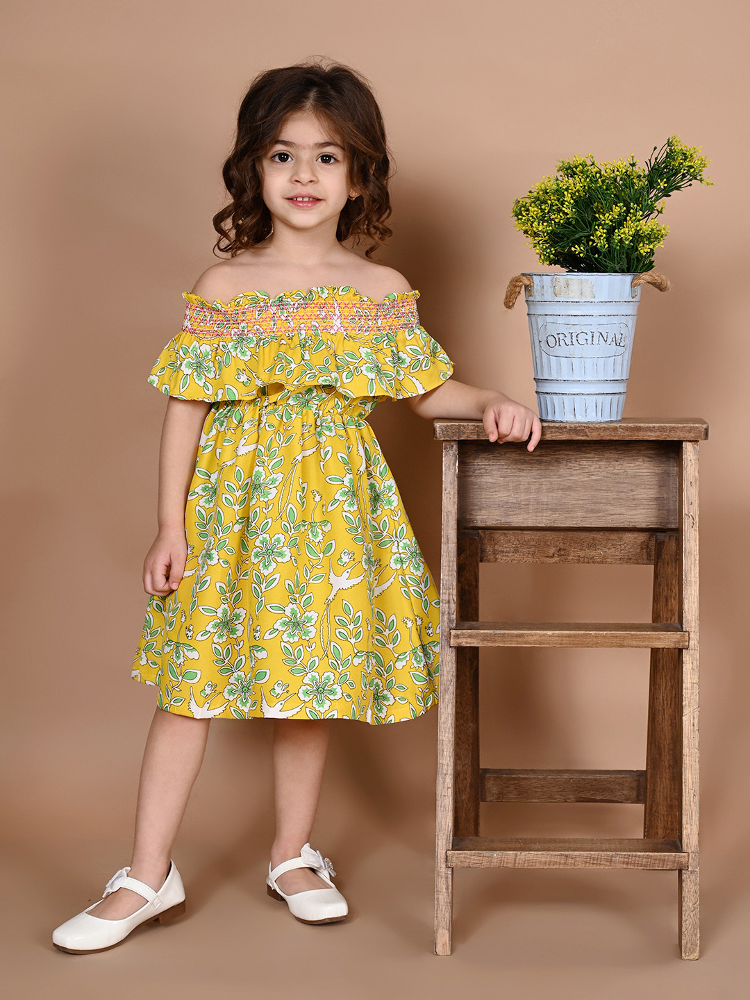 LilPicks Girls Yellow & Green Printed Fit and Flare Off-Shoulder Dress 
LilPicks Girls Yellow & Green Printed Fit and Flare Off-Shoulder Dress