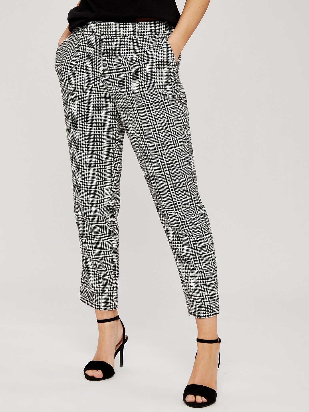DOROTHY PERKINS Petite Women Black & White Regular Fit Houndstooth Patterned Trousers
DOROTHY PERKINS Petite Women Black & White Regular Fit Houndstooth Patterned Trousers